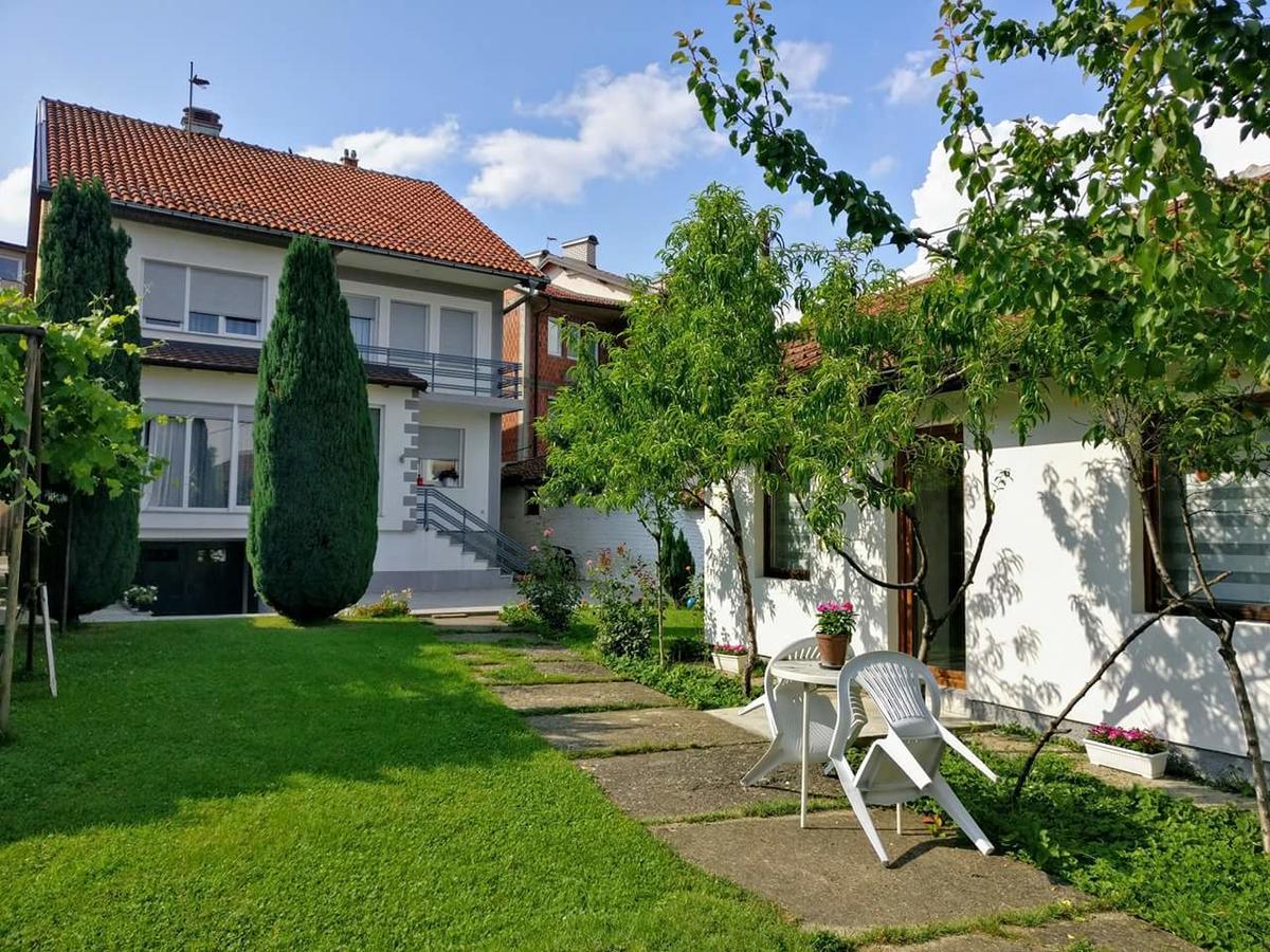 Garden Guesthouse Gjakova エクステリア 写真