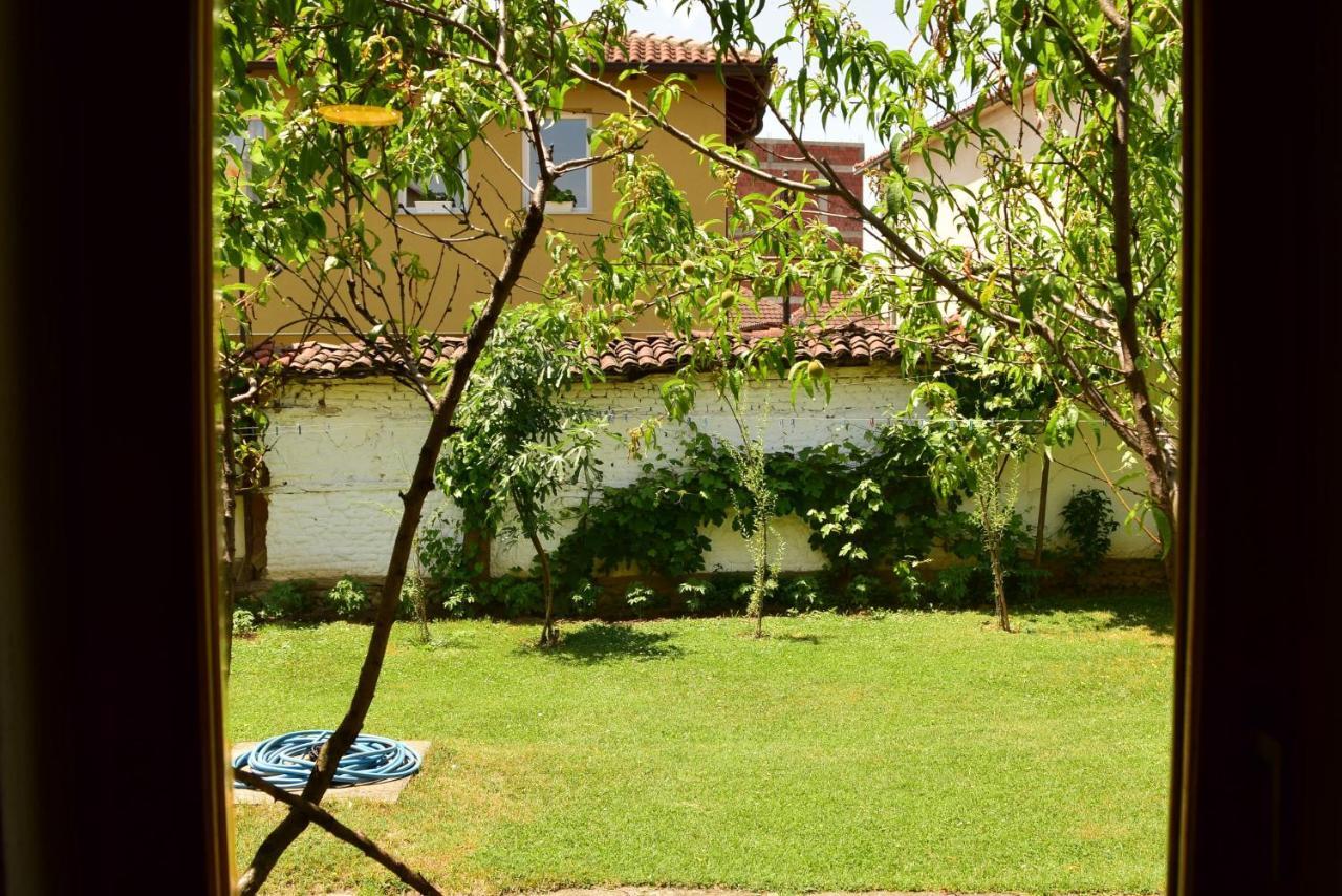 Garden Guesthouse Gjakova エクステリア 写真